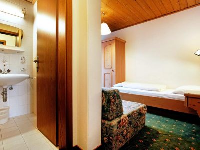 102AE0938E53D38E57A0070A42051144